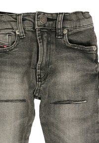 Jeans in denim nero sbiadito con tasche frontali, passanti per cintura, bottone in metallo e cuciture visibili su uno sfondo bianco.