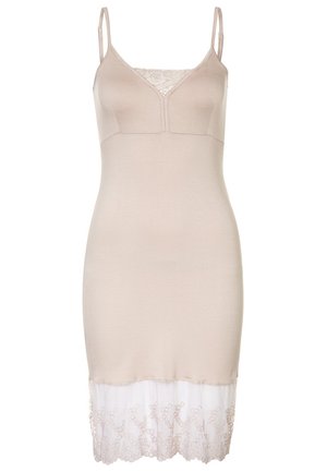 Robe nuisette beige sans manches avec fines bretelles, détail en dentelle en V au niveau de la poitrine et ourlet transparent brodé en bas.