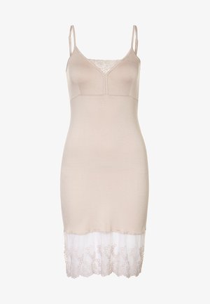 Robe nuisette beige sans manches avec fines bretelles, détail en dentelle en V au niveau de la poitrine et ourlet transparent brodé en bas.