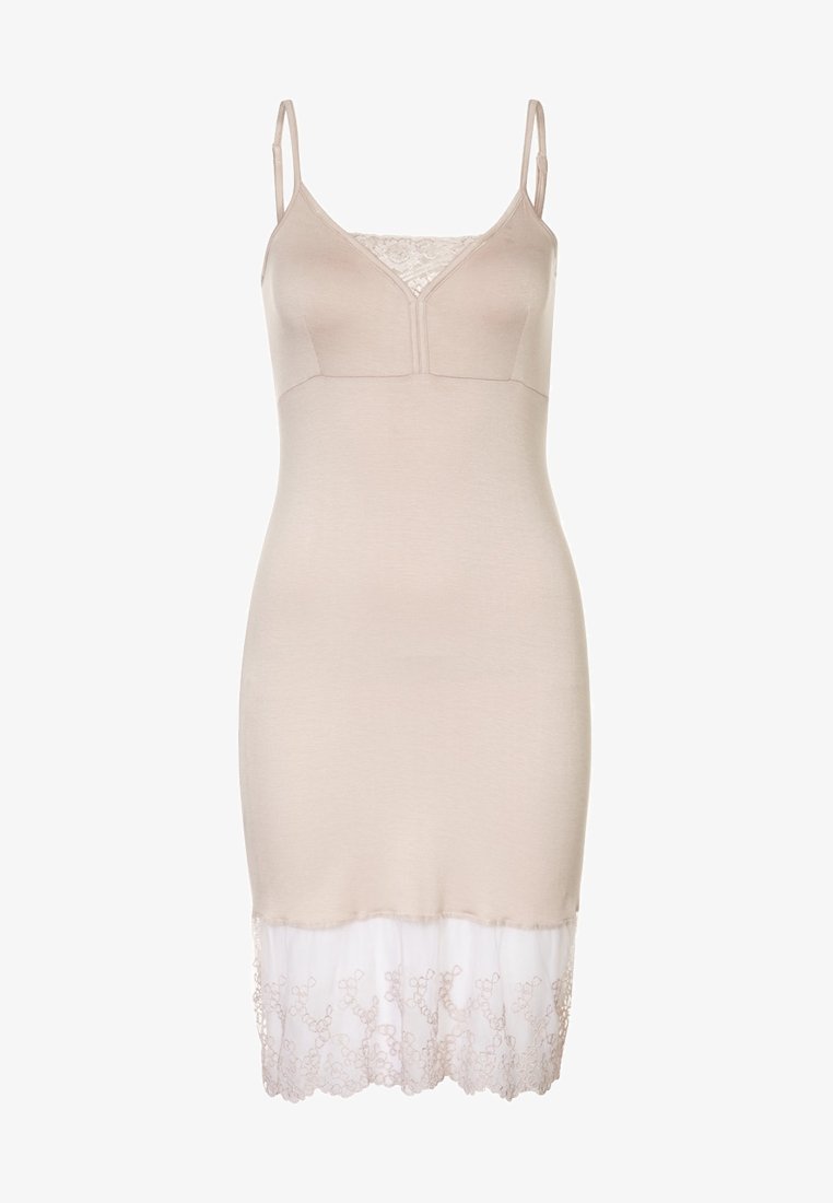 Robe nuisette beige sans manches avec fines bretelles, détail en dentelle en V au niveau de la poitrine et ourlet transparent brodé en bas.