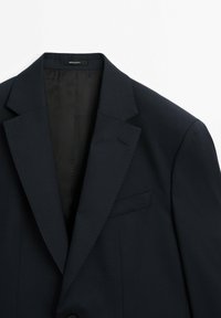 Schwarzer Nadelstreifen-Blazer mit einem Revers mit Kerbe, Ein-Knopf-Verschluss und Seitentasche. Hergestellt aus glattem Stoff mit minimalistischem Design.