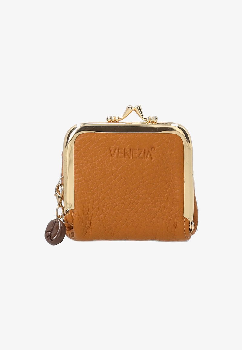 Klein oranje leren muntenportemonnee met een gouden sluiting, voorzien van een reliëflogo aan de voorkant en een decoratieve bedel aan de zijkant.