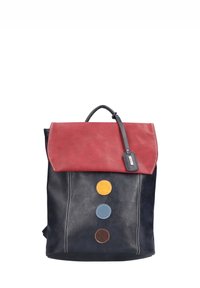Sac à dos en cuir noir avec un rabat rouge. Présente des cercles multicolores : jaune, bleu et marron. Design simple avec des accents de couture blanche.