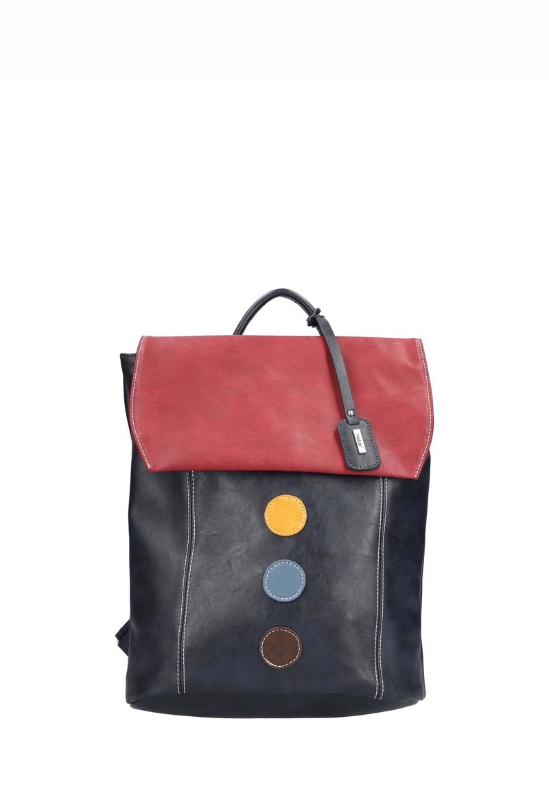 Sac à dos en cuir noir avec un rabat rouge. Présente des cercles multicolores : jaune, bleu et marron. Design simple avec des accents de couture blanche.
