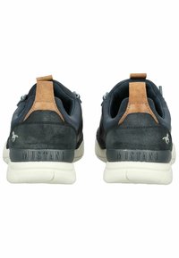 Tmavě modré kožené a síťované tenisky s hnědým semišovým patkovým tabem, bílou podrážkou a embosovaným brandingem "MUSTANG" na zadní straně.