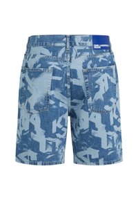 Τζιν σορτς με αφηρημένο γαλάζιο γκραφίτι σχέδιο, δύο πίσω τσέπες και μπλε ετικέτα με την επιγραφή "KARL LAGERFELD JEANS" στη μέση.