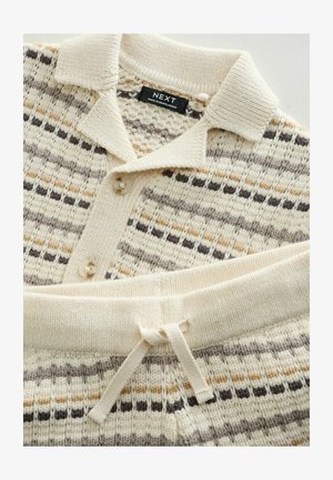 Kootud kreemikas mugavusrõivaste komplekt beeži, pruuni ja halli triipudega. Komplektis on kraega särk nupuga sulgemise ja nööriga vöökohtadega.