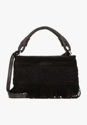 Borsa nera che combina pelle liscia e texture all'uncinetto, con dettagli frangiati sul fondo e una tracolla rimovibile.