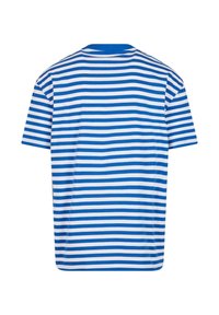 Sinine ja valge horisontaalselt triibuline lühikeste varrukatega särk, mis on nähtav tagantpoolt ümarate kaelusega.