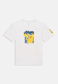 Biała bawełniana koszulka z kolorowym graficznym motywem Pikachu i wyraźnym napisem. Krótkie rękawy z małym logo po prawej stronie.