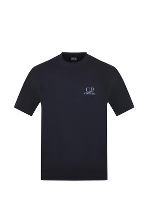 T-shirt nera a maniche corte con collo rotondo e piccolo logo azzurro chiaro "C.P. Company" sul lato sinistro del petto.
