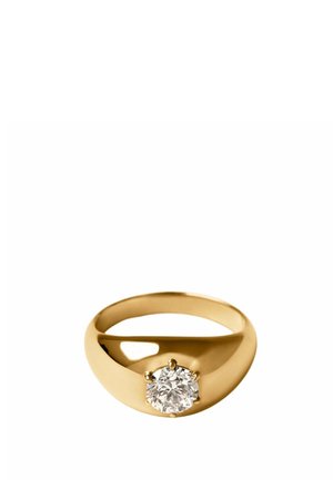 Anillo de oro con una banda lisa y redondeada que presenta un único diamante grande, cortado en redondo y claro, montado en un engaste de seis puntas.