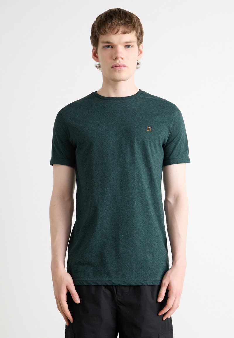 Les Deux NØRREGAARD SEASONAL - Navadna majica - pine green melange/orange