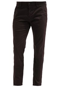 Pantalon homme slim marron foncé avec fermeture bouton et zip, passants de ceinture et poches latérales sur fond blanc.