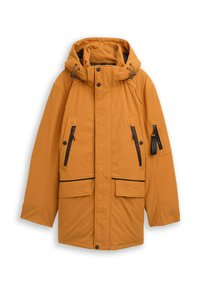 Oranje geïsoleerde jas met een capuchon, voorzien van ritszakken, een drukknopsluiting aan de voorkant en contrasterende zwarte afwerkingen op de ritsen.