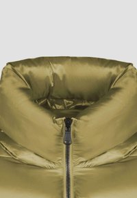 Chaqueta de plumón verde oliva con un cuello alto y redondeado. Presenta un cierre central y una textura de tela suave y brillante.
