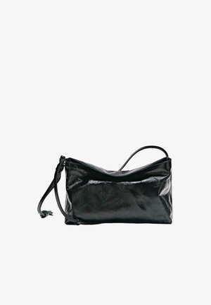 Zwarte glanzende lederen schoudertas met een zachte, slungelige rechthoekige vorm en verstelbare riem met geknoopte uiteinden.
