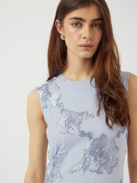 T-shirt sans manches bleu clair avec une broderie florale dans une texture contrastante, comprenant des motifs floraux complexes et un tissu lisse et extensible.