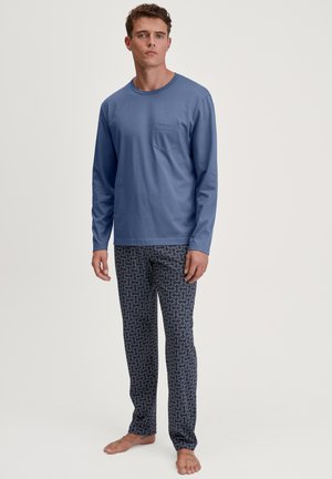 Blaues Langarmhemd mit Brusttasche, kombiniert mit gemusterten Marineblau-Hosen, die weiße und rote Wirbel aufweisen. Weicher Stoff; lässige Passform.