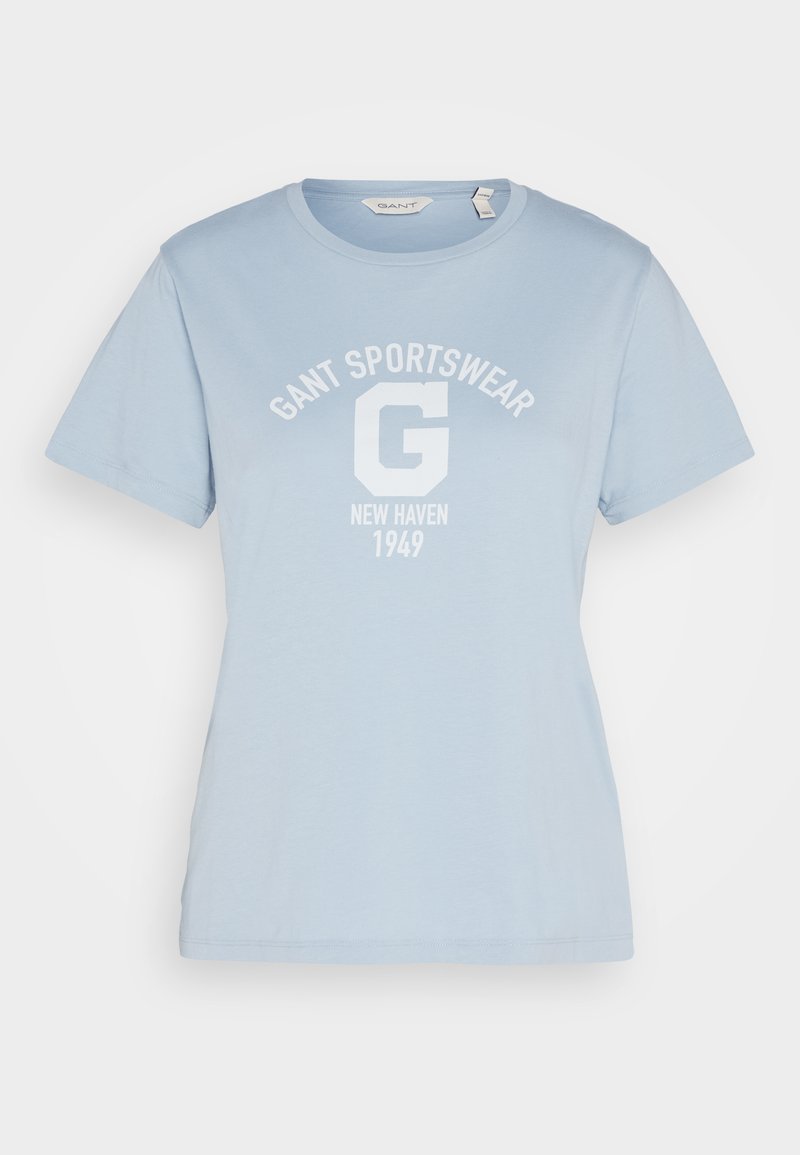 Ljusblå t-shirt i bomull med rund hals och korta ärmar. Har vit text som säger "GANT SPORTSWEAR NEW HAVEN 1949" och en grafisk logotyp.