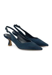 Tacones de ante azul marino tipo slingback con punta afilada y un pequeño tacón cuadrado. Presenta una tira delgada con un acento de hebilla metálica.