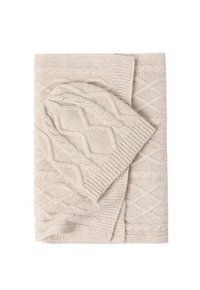 Manta de punto trenzado y gorro a juego en un suave beige, con patrones texturizados y un borde acanalado. Diseño de punto cálido y acogedor.