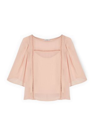 Jasnoróżowa przezroczysta bluzka z szerokimi rękawami do połowy przedramienia oraz ozdobnym pionowym przeszyciem z przodu i wokół dekoltu.