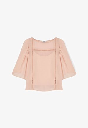 Jasnoróżowa przezroczysta bluzka z szerokimi rękawami do połowy przedramienia oraz ozdobnym pionowym przeszyciem z przodu i wokół dekoltu.