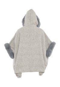 Hooded Poncho im hellgrauen Fischgrätenmuster, mit weichem grauem Kunstpelzbesatz an der Kapuze und den Ärmeln. Hat eine lockere Passform.