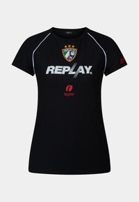 Zwart sportshirt met korte mouwen en witte piping, Replay FC-embleem, grote witte tekst "REPLAY" en klein rood Replay-logo op borst en mouw.