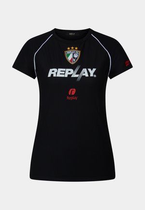 Zwart sportshirt met korte mouwen en witte piping, Replay FC-embleem, grote witte tekst "REPLAY" en klein rood Replay-logo op borst en mouw.