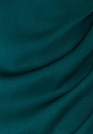 Türkiisi kangas sileda tekstuuriga, pehmete voldide ja mati viimistlusega, esitledes rikka, sügava värvi, ilma mustrite või aktsentideta.