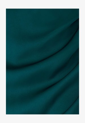 Tkanina w kolorze zielono-niebieskim o gładkiej strukturze, z delikatnymi fałdami i matowym wykończeniu, prezentująca bogaty, głęboki kolor bez wzorów czy akcentów.