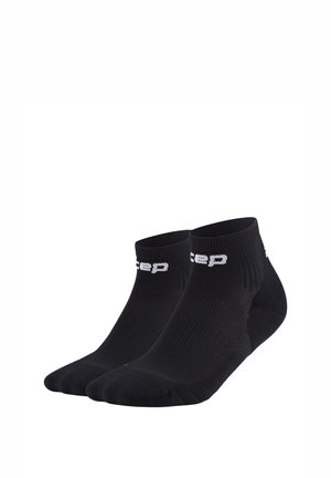 Paar schwarze Knöchelsocken mit geripptem Muster und weißem Logotext am Bündchen, entworfen für sportliche Aktivitäten.