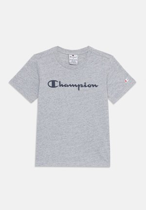 T-shirt en coton gris à manches courtes, arborant un logo "Champion" bleu marine sur la poitrine et un petit logo sur la manche.
