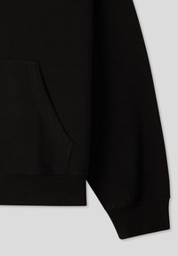 Felpa nera con tasca frontale, maniche a costine e orlo a costine, realizzata in tessuto morbido con una superficie liscia.