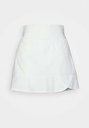 Jupe de tennis blanche taille haute avec une large ceinture et un discret détail en couches au niveau de l'ourlet.