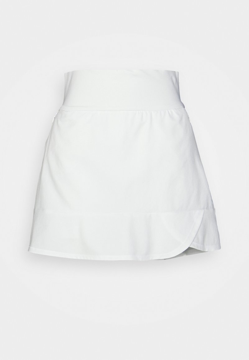 Bílá tenisová sukně s vysokým pasem, širokým páskem a jemným vrstveným záhybem na lemu.