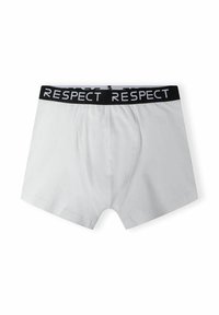 Białe bokserki z czarnym pasem, na którym znajduje się napis "RESPEKT" w białym kolorze. Gładka tekstura i standardowy krój.