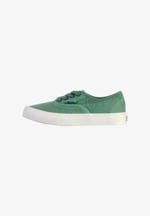 Groene canvas sneaker met witte rubberen zool. Ronde neus, vlakke vetersluiting en geen zichtbare patronen of accenten. Zachte textuur, minimalistische stijl.