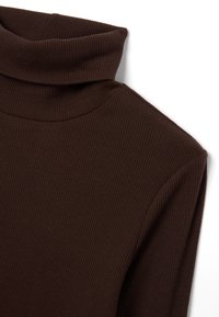 Bruine geribbelde trui met col, gekenmerkt door een zachte textuur en een aansluitend ontwerp, met een hoge kraag en lange mouwen.