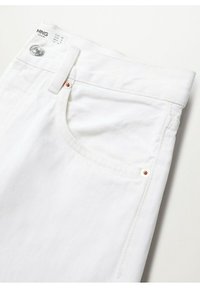 Jeans de mezclilla blanca con un diseño ligeramente ajustado, que cuentan con un estilo clásico de cinco bolsillos, cierre de botón metálico y detalles de costura sutiles.