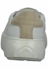 Baskets blanches avec une tige en cuir texturé, un accent en daim au talon et une semelle en caoutchouc. Le talon présente une forme arrondie avec des détails de couture.