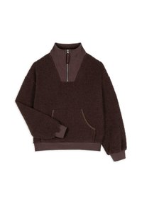 Ruskea fleece-pullovaatteet, jossa on korkea kaulus, puolivälin vetoketju ja etutasku. Pehmeä rakenne, jossa on ribattuja yksityiskohtia kauluksessa ja helmassa.