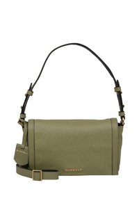 Borsa a tracolla in pelle verde texture con tracolla nera regolabile e hardware dorato. Presenta un'etichetta con logo e un design pulito e strutturato.