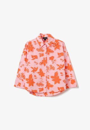 Roze shirt met oranje bloemenpatroon, kraag en knoopsluiting, lange mouwen en textuurrijke bloemenversieringen op de schouders.