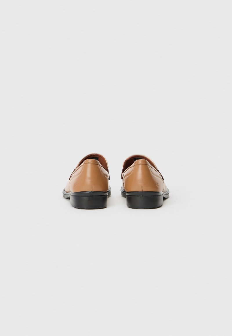 Tanie skórzane buty w kolorze tan z gładkim wykończeniem, zaokrąglonym noskiem i czarnymi gumowymi podeszwami. Posiadają design na wsuwanie i minimalne detale szwów.
