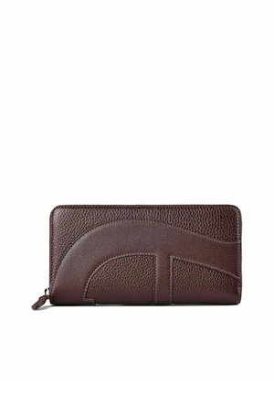 Cartera de cuero marrón oscuro con paneles texturizados y lisos, diseño cosido curvado y cierre de cremallera en el lado izquierdo.