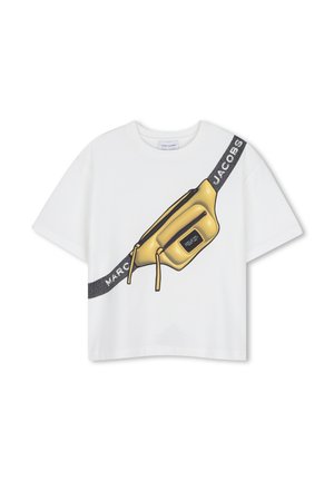 T-shirt blanc à manches courtes avec une grande banane jaune imprimée et une sangle noire en diagonale sur le devant avec le texte "MARC JACOBS".