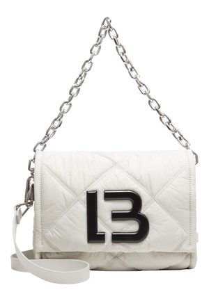 Bolso blanco acolchado con logo "LB" en negro, cadena plateada como correa y correa adicional de cuero blanco para el hombro sobre un fondo liso.